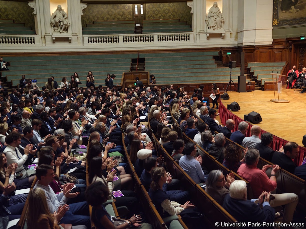 Le grand amphithéâtre de la Sorbonne comble lors de la première Soirée des docteurs 2026 de l'Université Paris-Panthéon-Assas